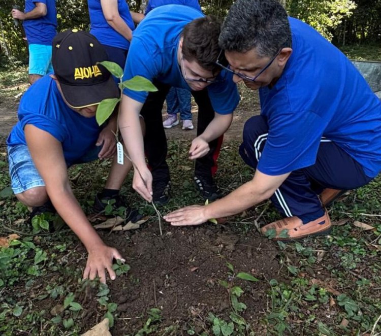 Plantio de árvores nativas marca atividade sobre conservação do solo no Núcleo Rural da APAE de Mogi