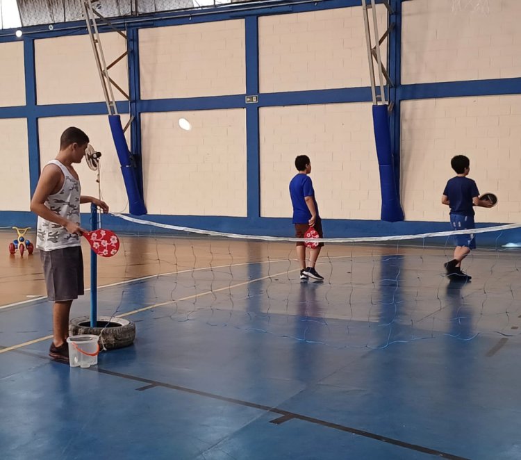 Tênis chega às aulas de Educação Física e amplia vivência esportiva de alunos da APAE de Mogi das Cruzes