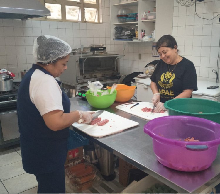 APAE de Mogi das Cruzes leva tradição e solidariedade à Festa do Divino com barraca de "Buraco Quente"