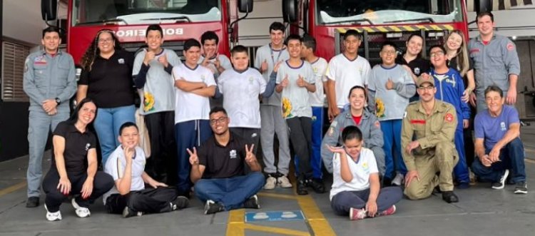 Alunos da APAE de Tatuí visitam o Corpo de Bombeiros e vivenciam experiência de aprendizado e cidadania