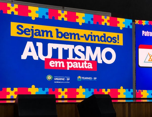 Profissionais da APAE de Mogi participam de formação sobre autismo promovida pela FEAPAES-SP