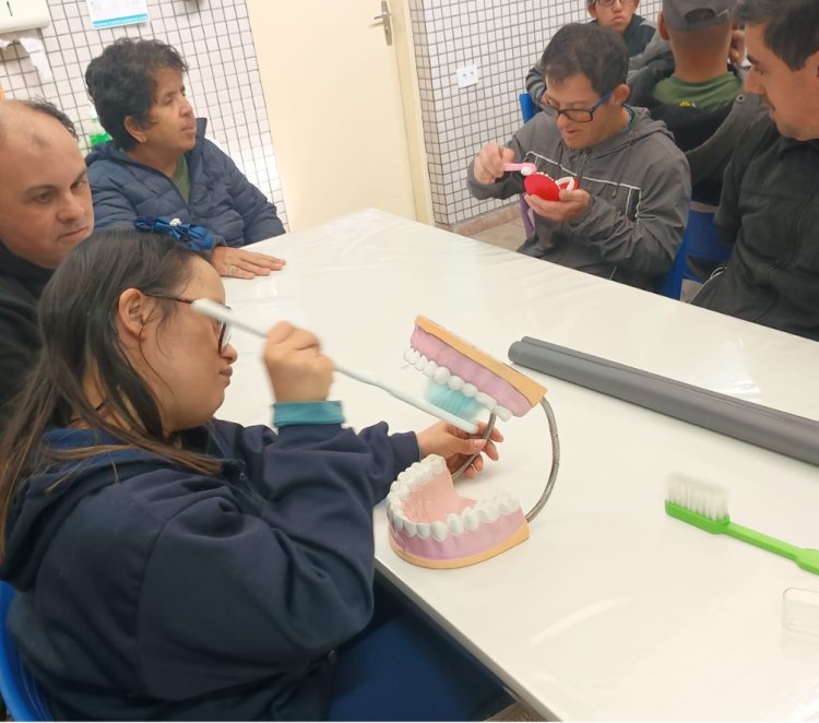 APAE de Mogi promove ação de saúde bucal com foco na autonomia e no cuidado individualizado
