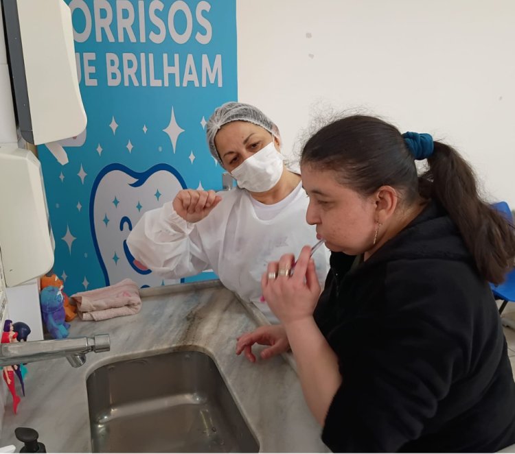 APAE de Mogi promove ação de saúde bucal com foco na autonomia e no cuidado individualizado