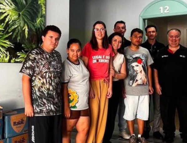 APAE de Tatuí recebe doação de 280 litros de leite da Toyota Ramires