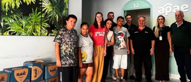 APAE de Tatuí recebe doação de 280 litros de leite da Toyota Ramires
