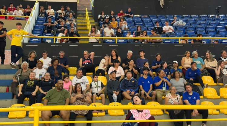 Alunos da APAE de Mogi vivenciam noite de basquete no Dia Nacional de Luta da Pessoa com Deficiência