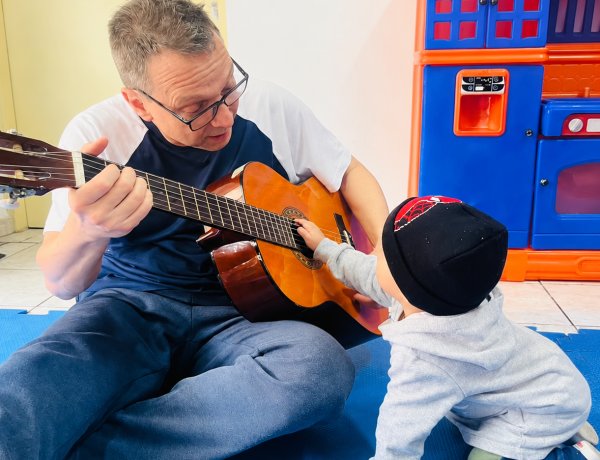 Estimulando Vidas utiliza música para ampliar experiências de desenvolvimento e interação das crianças
