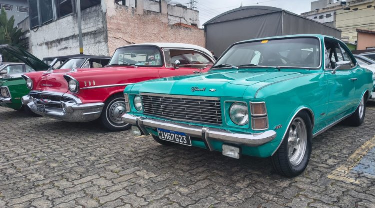 Carros, música e solidariedade marcam 2º Clássicos Sobre Rodas em prol da APAE de Mogi